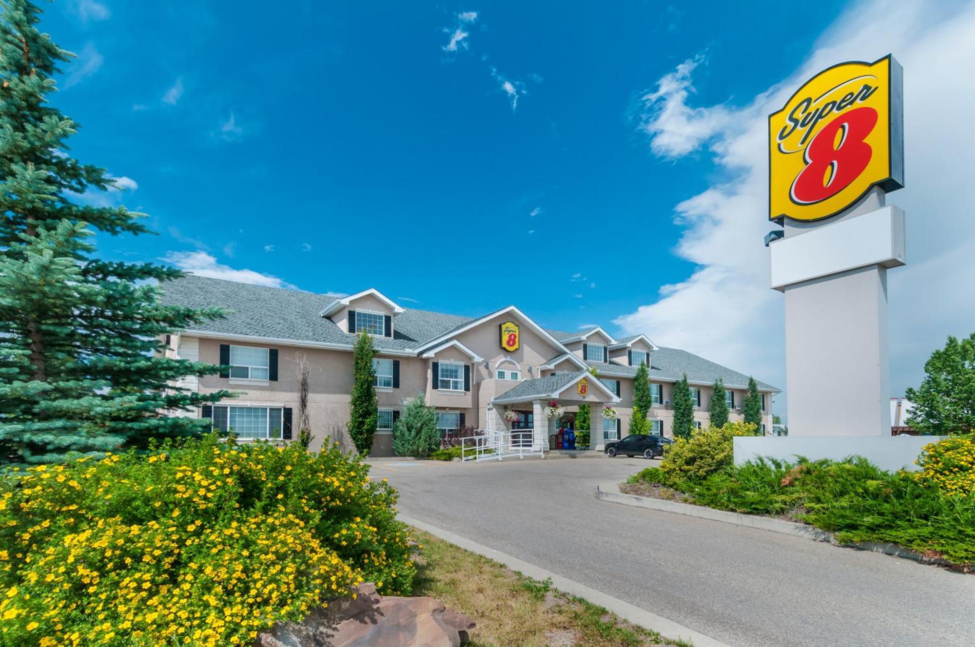 Super 8 by Wyndham Cochrane Hotell Exteriör bild